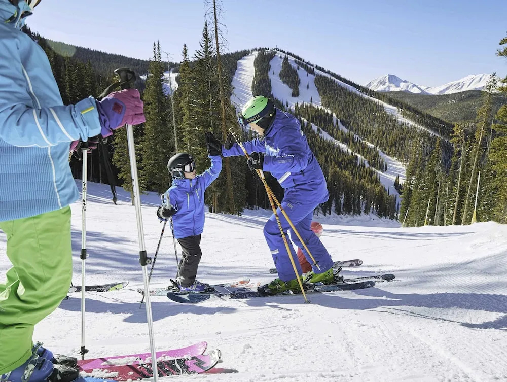 Premier 2BR 2BA in Lakeside Village- Kids Ski Free! condo