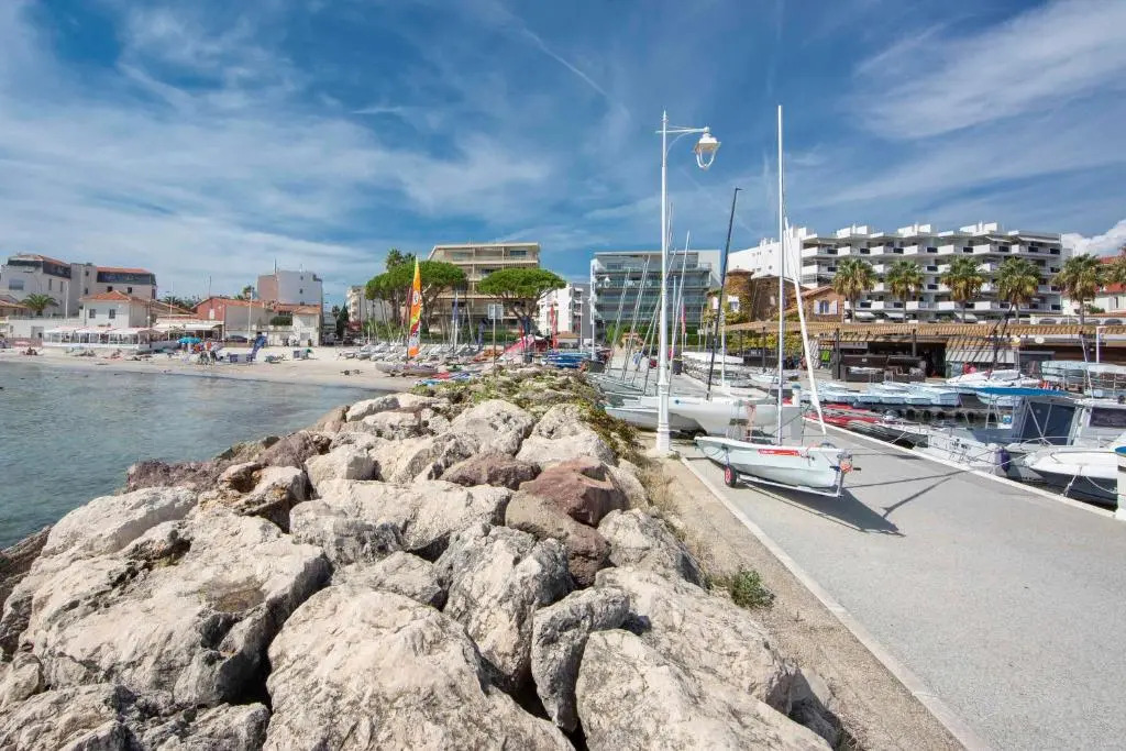 Appartement 70 m2 face à la mer, dernier étage, au bord des plages