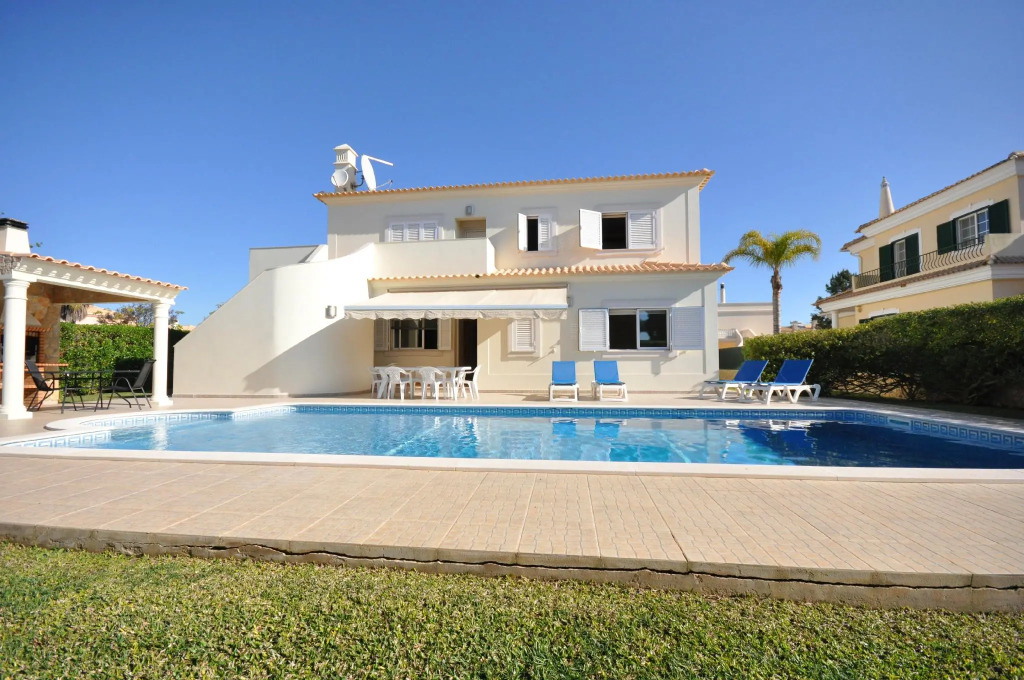 6 Bedrooms, Walking Distance to Amenities, Private Pool, Free AC and Wifi