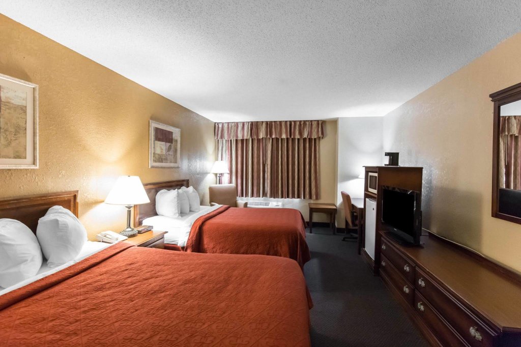 Отель Quality Inn Cedar Rapids, Сидар-Рапидс - бронирование через ВашОтель....