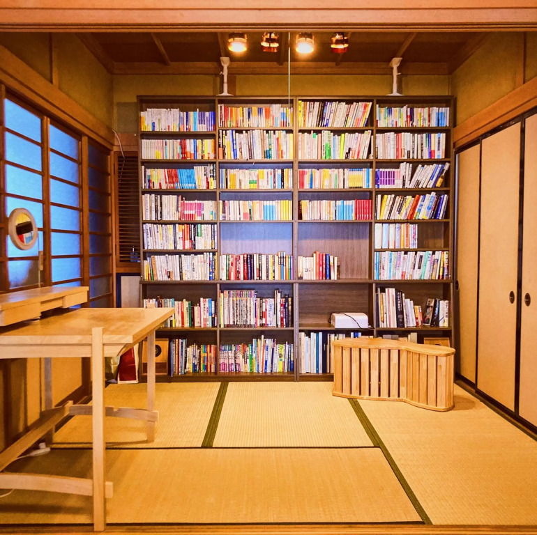 泊まれる図書館 寄処 -yosuga