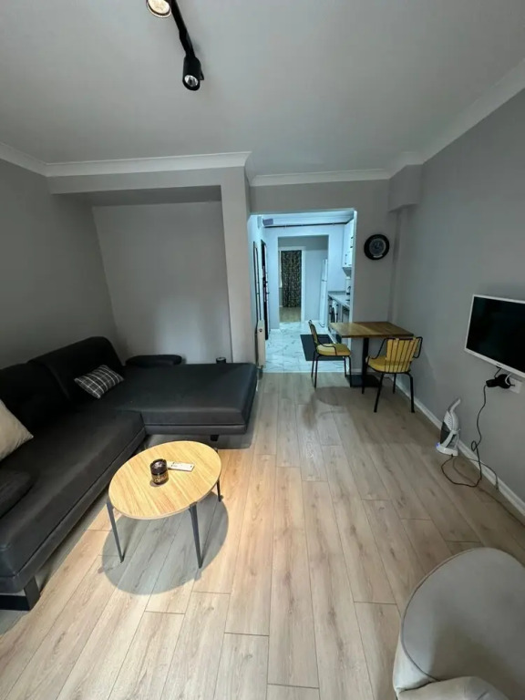 Lovely Apartment With Balcony in Esenler