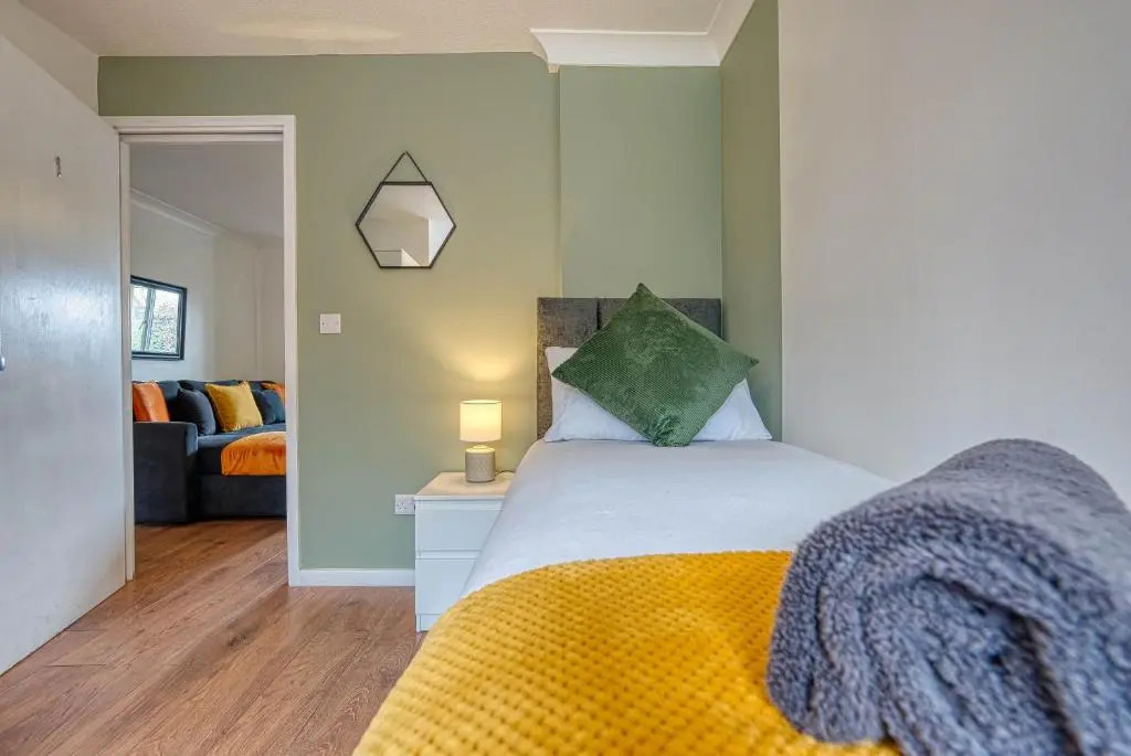 Contractor House near Birmingham City Centre HS2 BCU and ASTON University M6 Motorway Private Garden FREE Superfast WIFI