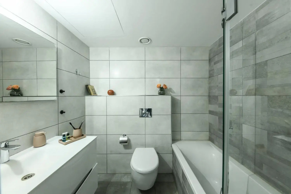 High-rise 3 bedroom Apartment with Balcony