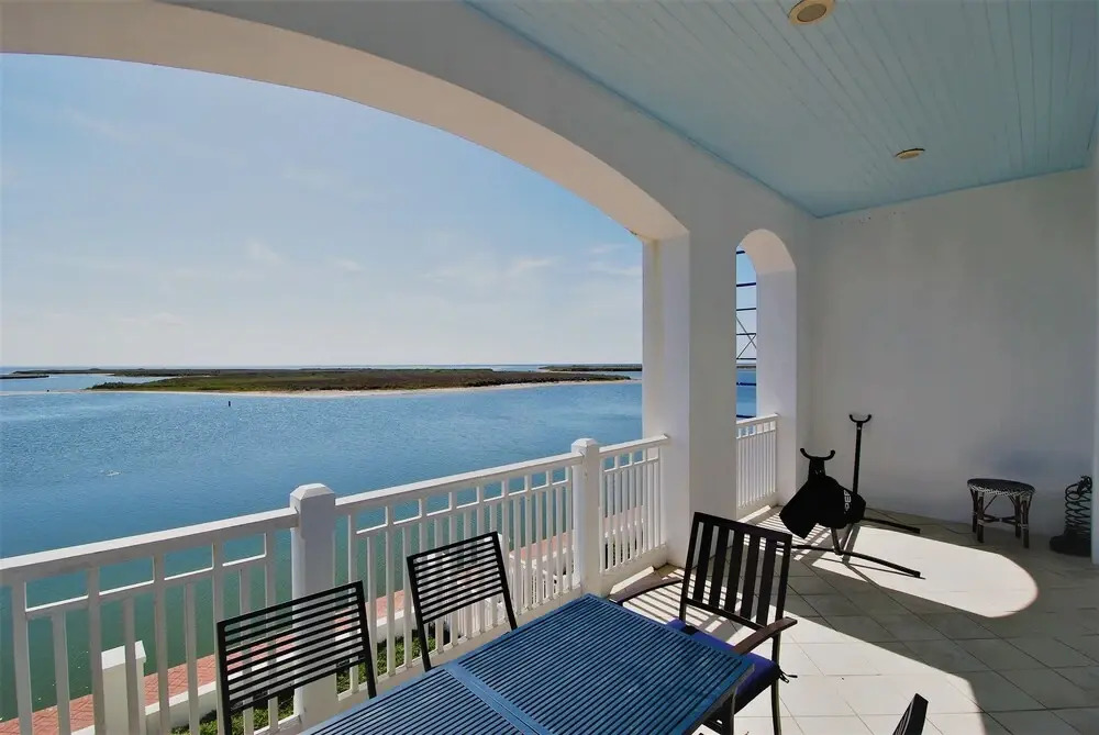 Avalon - Townhouse At The Shores 4 Bedroom Home by RedAwning
