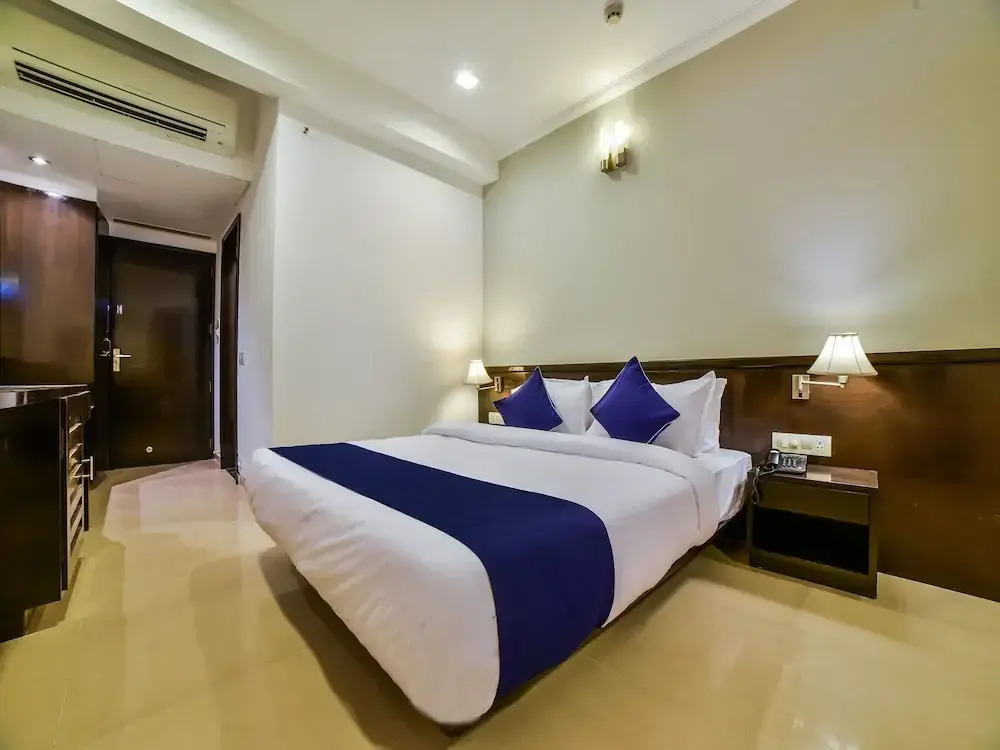 OYO Flagship 27068 The Sapphire Comfort Hotel