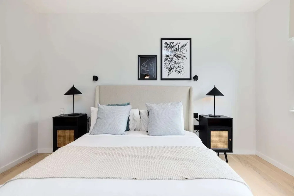 The Brondesbury Hideaway - Stylish 3bdr Flat With Balcony + Parking
