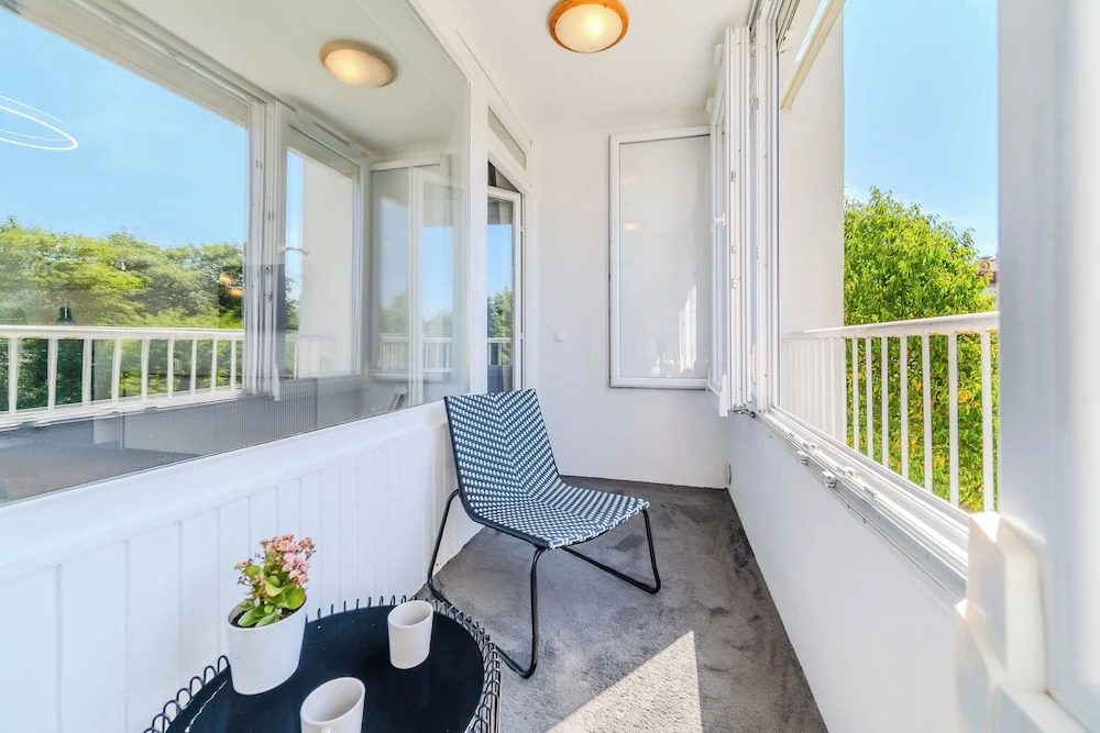 The Green Corner Apartment With Balcony