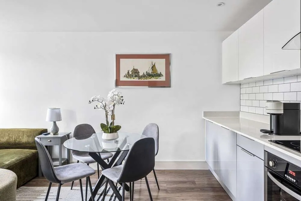 Luxurious 2 Bedroom Apartment With Free Parking