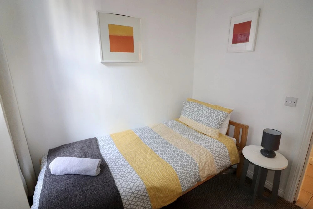 Sleeps 4 only 5 min by taxi
