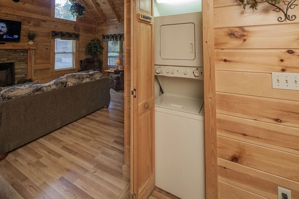 Er302 - Best Of Times Great Location-close To Town 2 Bedroom Cabin by RedAwning