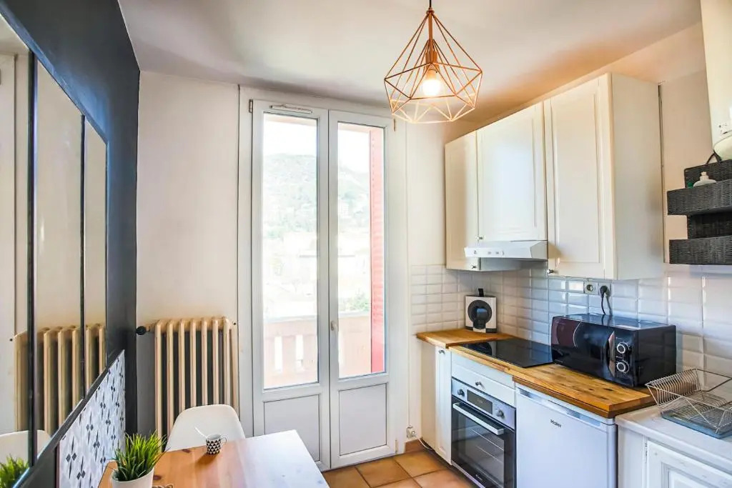 #4 Toulon CENTRE, BALCON, VUE SUR CORNICHE, LUMINEUX, AU CALME, STATIONNEMENT FACILE & GRATUIT