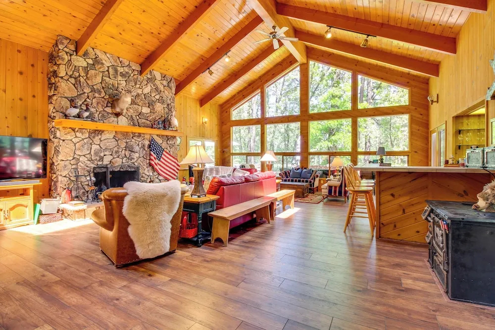 Pinetop Cabin w/ Private Patio on Eighth Green