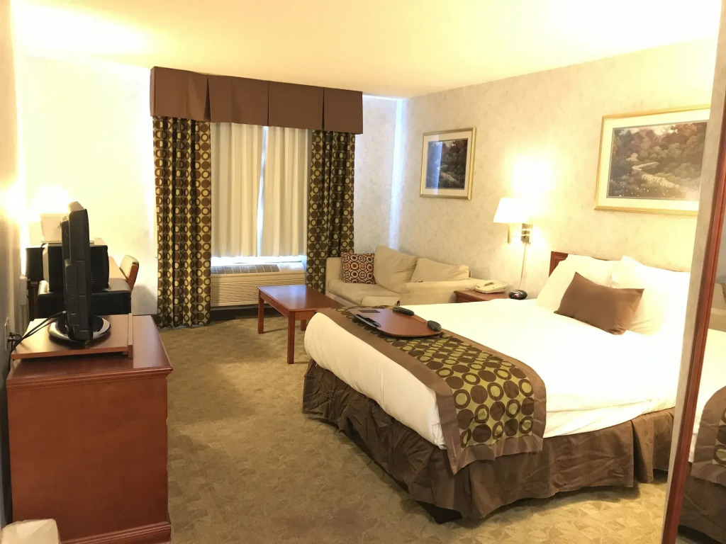 Lexington Inn & Suites-Windsor