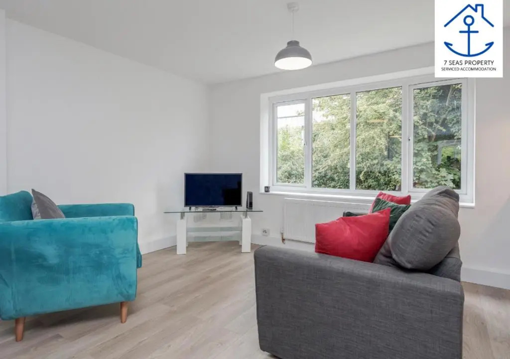 Luxury Two Bedroom by 7 Seas Property Serviced Accommodation Maidenhead with Parking