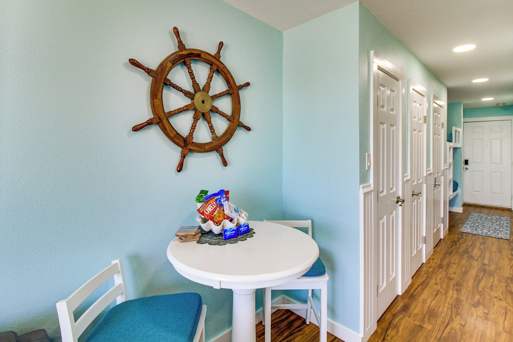 Balcony w/ Ocean View! North Beach 2nd-floor Condo