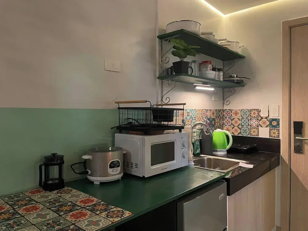 Poolside Apartment - Sleeps 4, Ac & Hot Shower