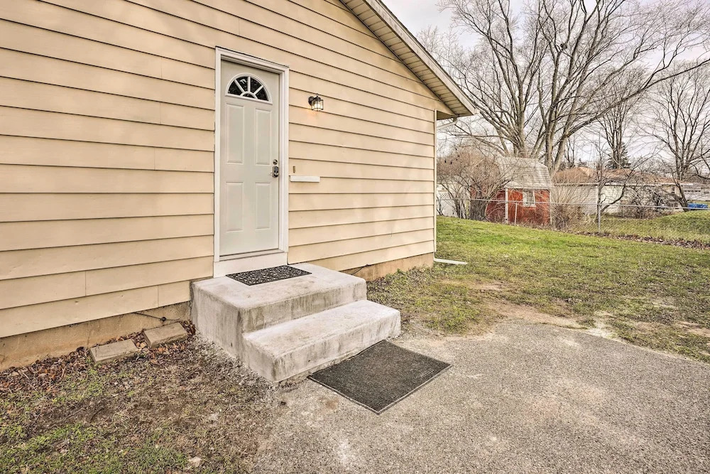 Homey Duplex - 10 Mi to Downtown Grand Rapids!