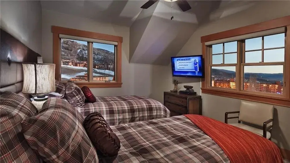 Peaks Grande Chalet 8 BedroomHoliday home By Moving Mountains