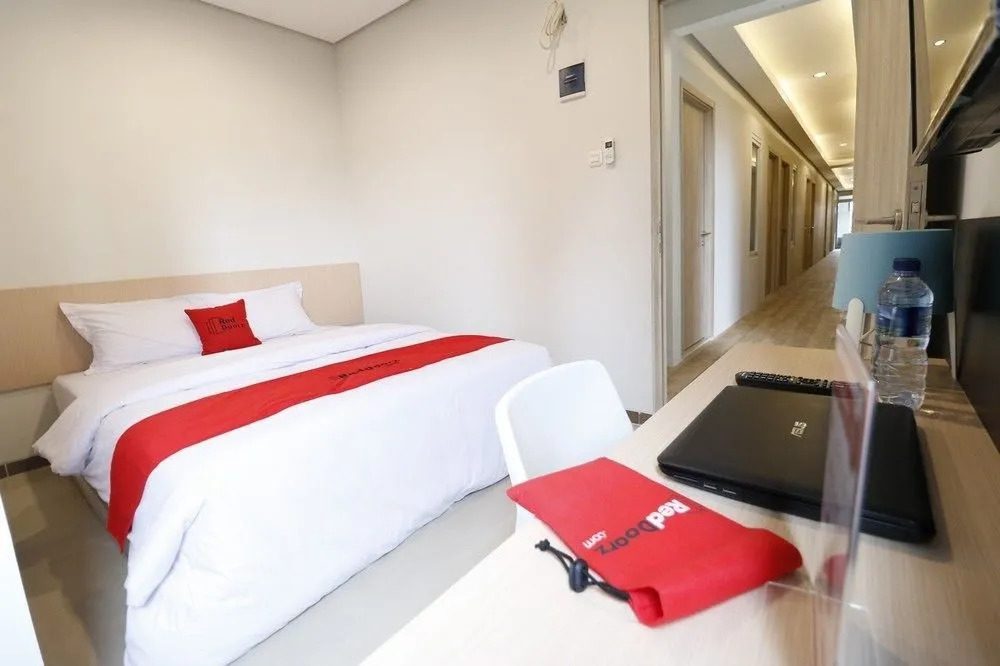 RedDoorz Plus Syariah near Mall Pondok Indah