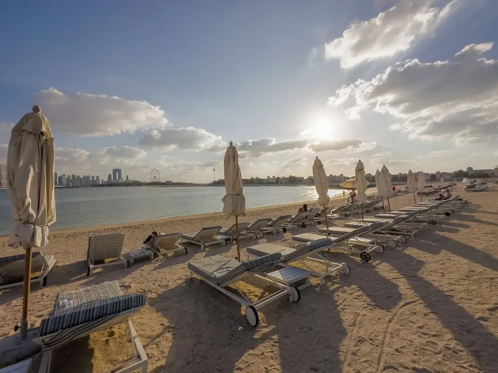 WelHome - Oceanfront Elegance 1BR Apt With Palm Sea Views
