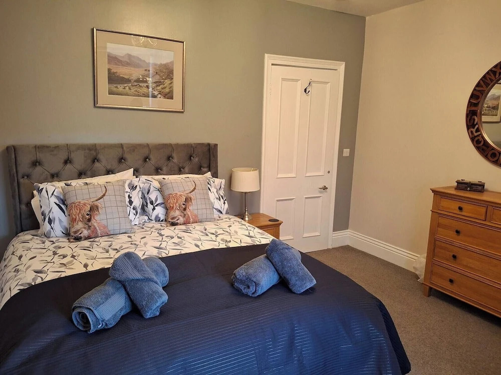 House Sleeps 10 With Parking and Garden