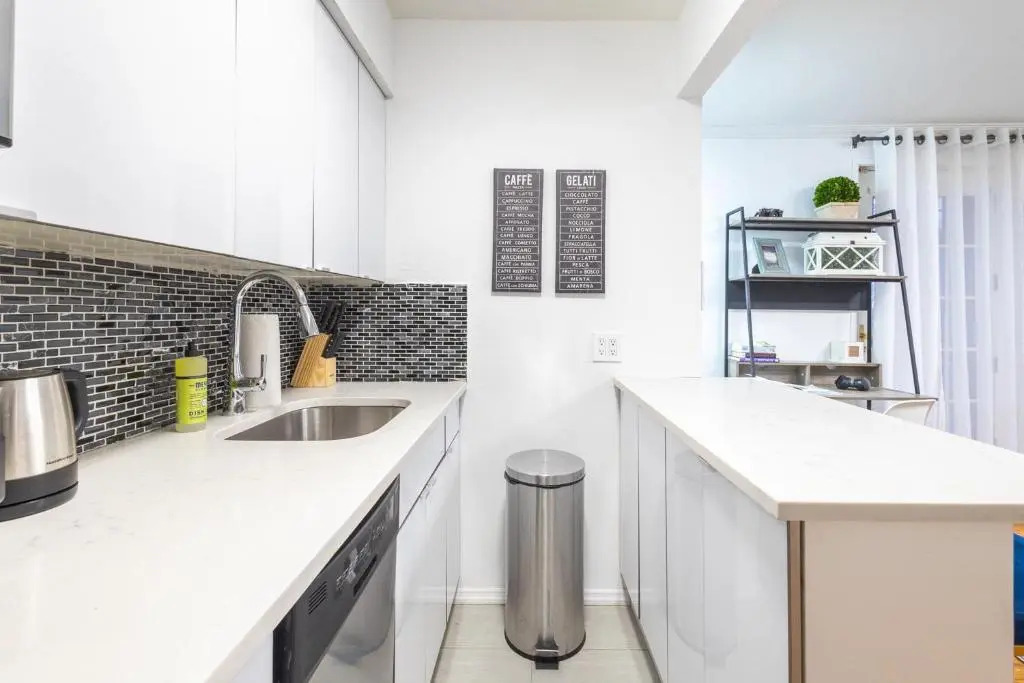 26-1c New 1BR Gramercy W D Shared Outdoor