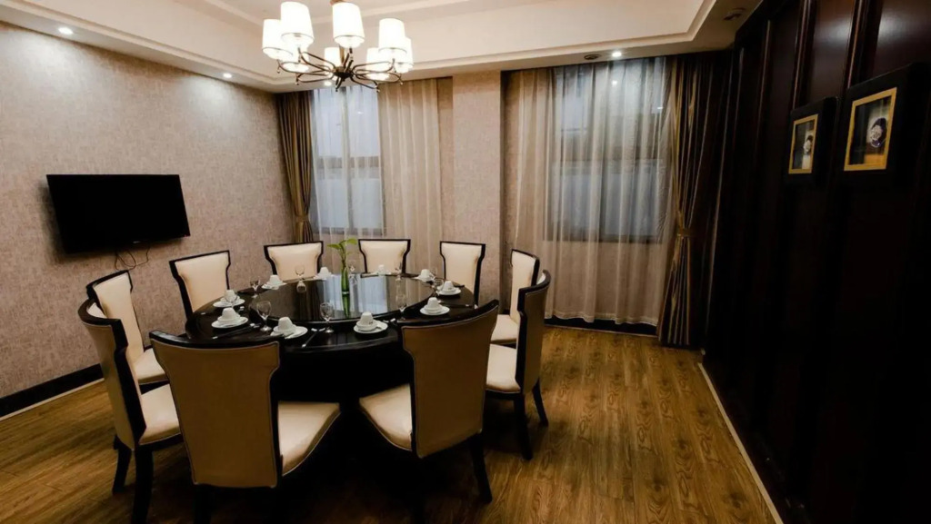 Longlin Shanju Holiday Hotel