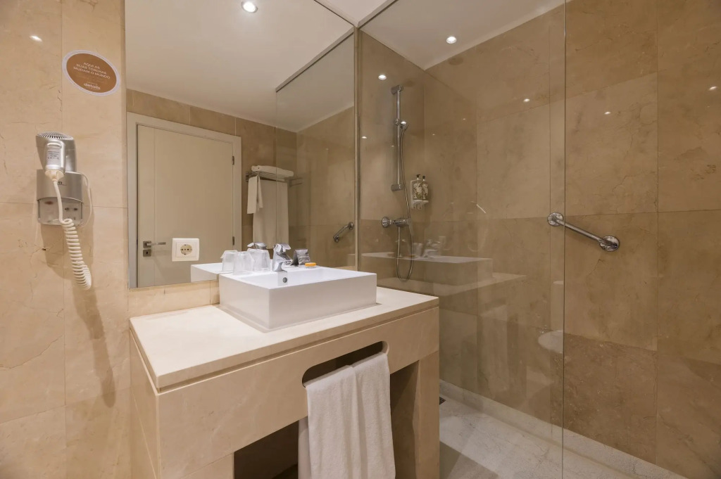 Topazio Vibe Beach Hotel & Apartments