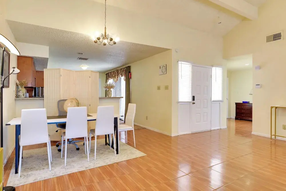 Houston Area Home w/ Yard - 5 Mi to Sugar Lakes!