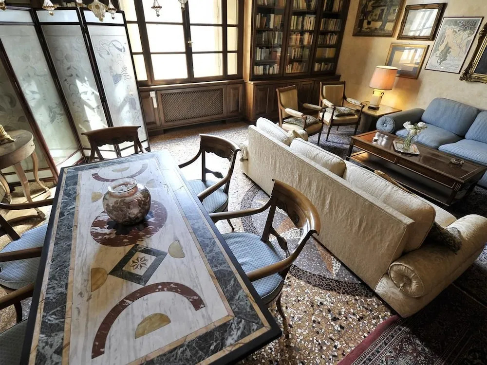 Strada Maggiore Apartment