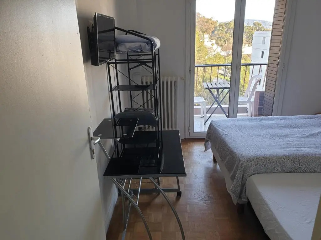 NEW CHEAP PRIVATE ROOM, KITCHEN , OVERWIEUW sea,TRAM on spot, 12 minutes from nice train station with tram , beach in 17 min tram , CHAMBRE PRIVÉE pas cher, cuisine équipée , tram sur place, APERÇU mer, 12 min de la gare de Nice avec le tram, 17 min plage