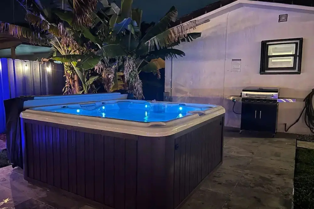 Great Location Private House Pool, Hot Tub, Patio w/ Fire Pit 3br/2ba