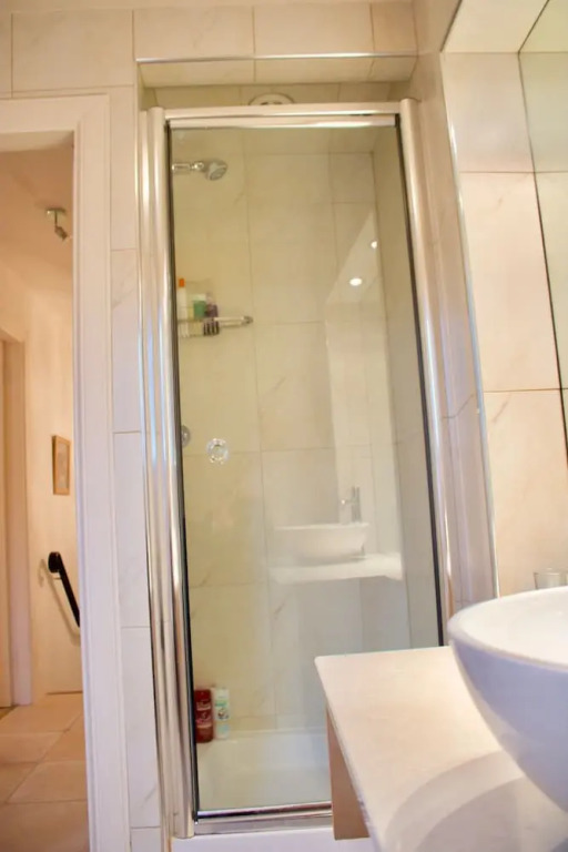 2 Bedroom Flat Accommodates 6 in Heart of Edinburgh