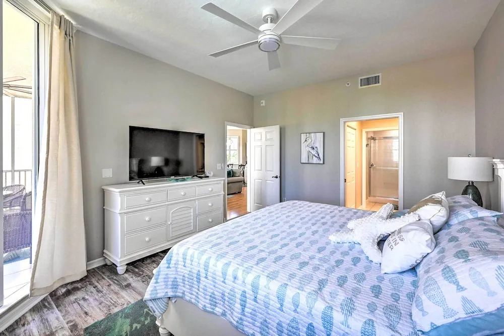 Naples Escape in Regatta w/ Resort Amenities!