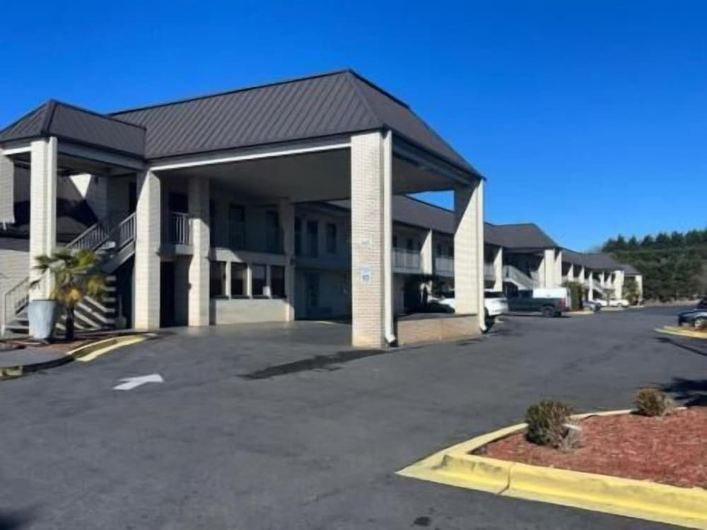 Deluxe Inn & Suites