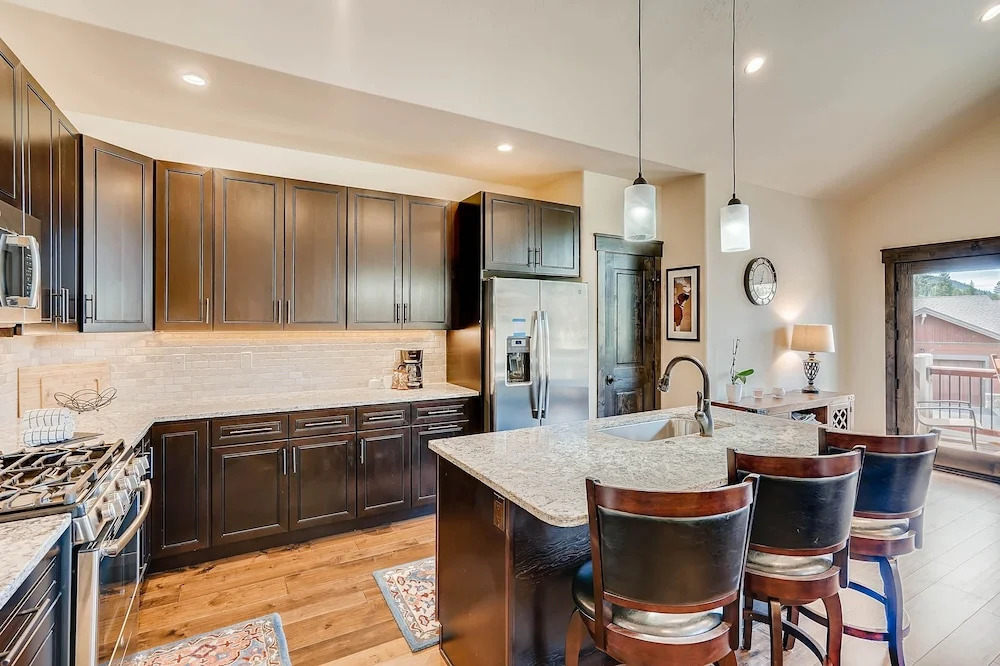 Alders 4br Renovated Townhome- Sleeps 11+ Kids Ski Free 4 Bedroom Condo by Redawning
