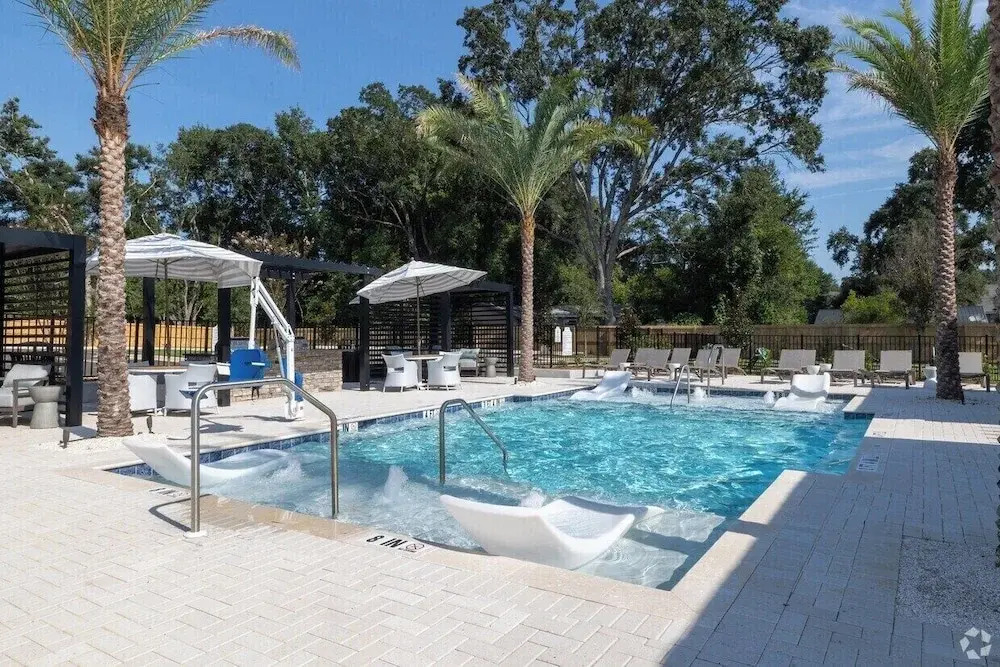 Landing Stunning 1BD Gym Pool