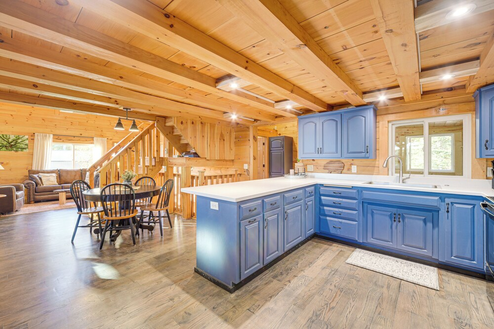 Northwoods Nature Escape! Lakefront Hayward Cabin