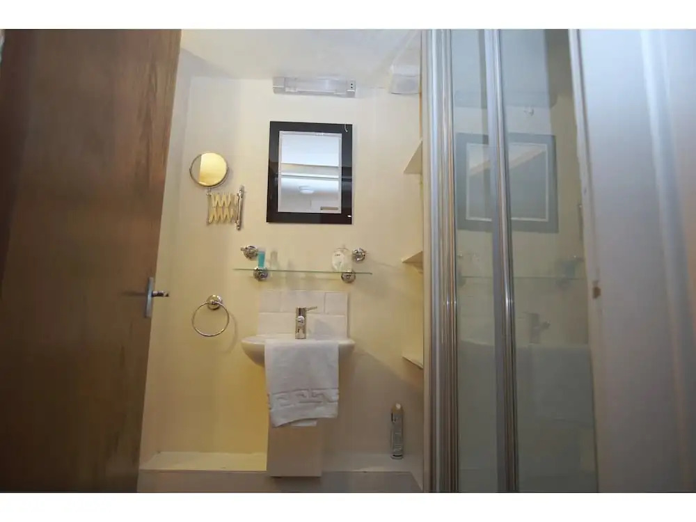 Bright, Spacious Old Town Flat for 6