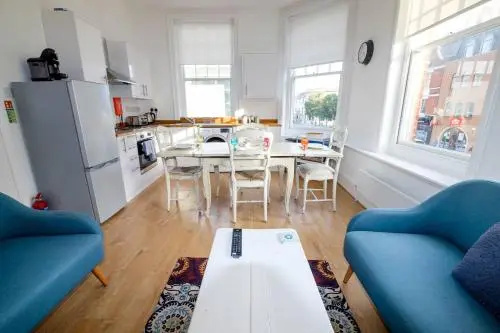 Bright & stylish 2 bed 1st floor apartment