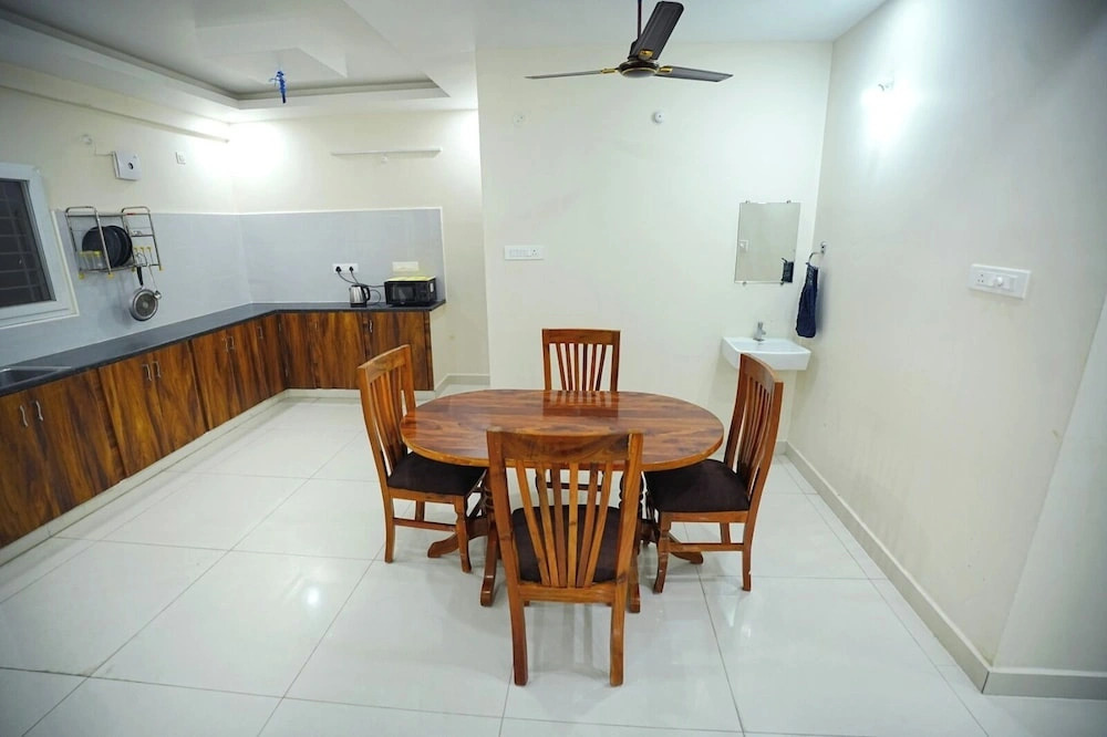 VIC HOMESTAY by pickurstay Hotels