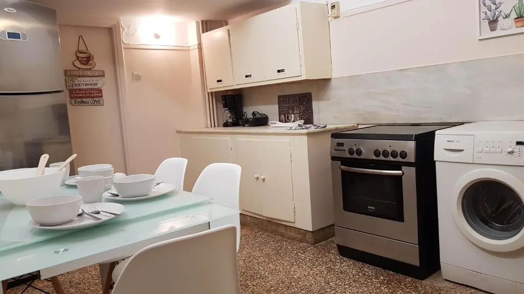 Olive Apartment- Athens Center, 4 BD, 1.5 BATH