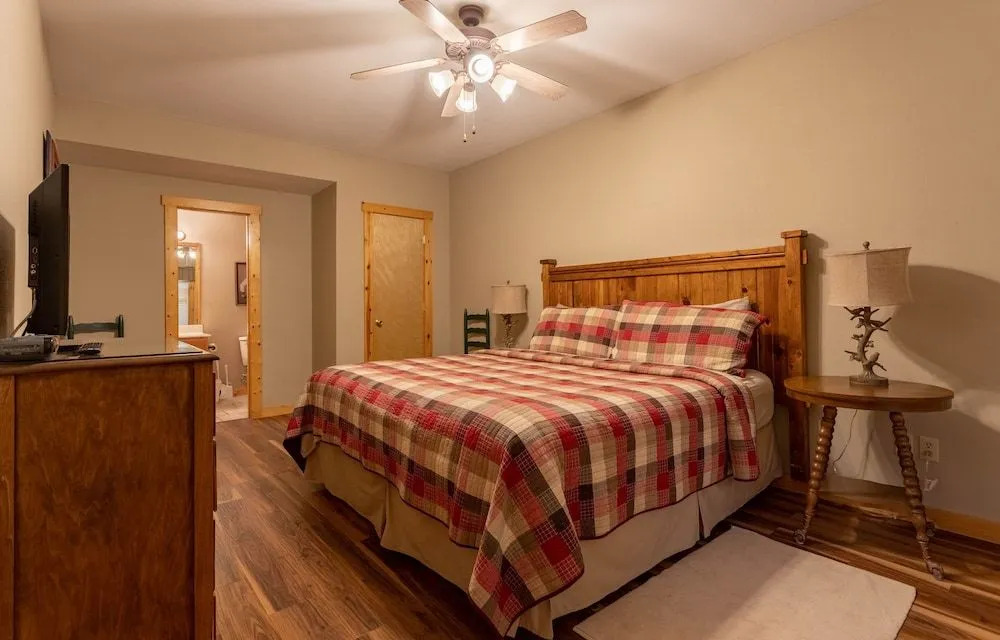 Ozarks Oasis 4 Bedroom Cabin by RedAwning