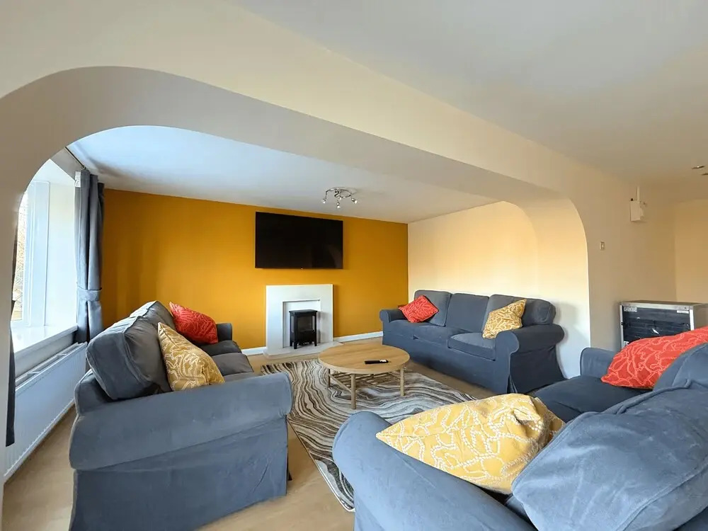 Stunning Townhouse: Your Spacious Retreat for 8