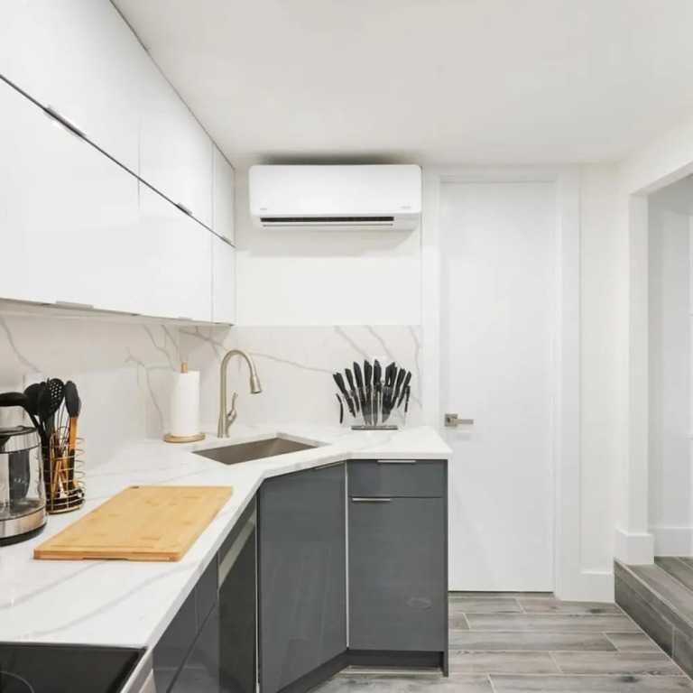 317-1d New 2BR Duplex W D Private Backyard