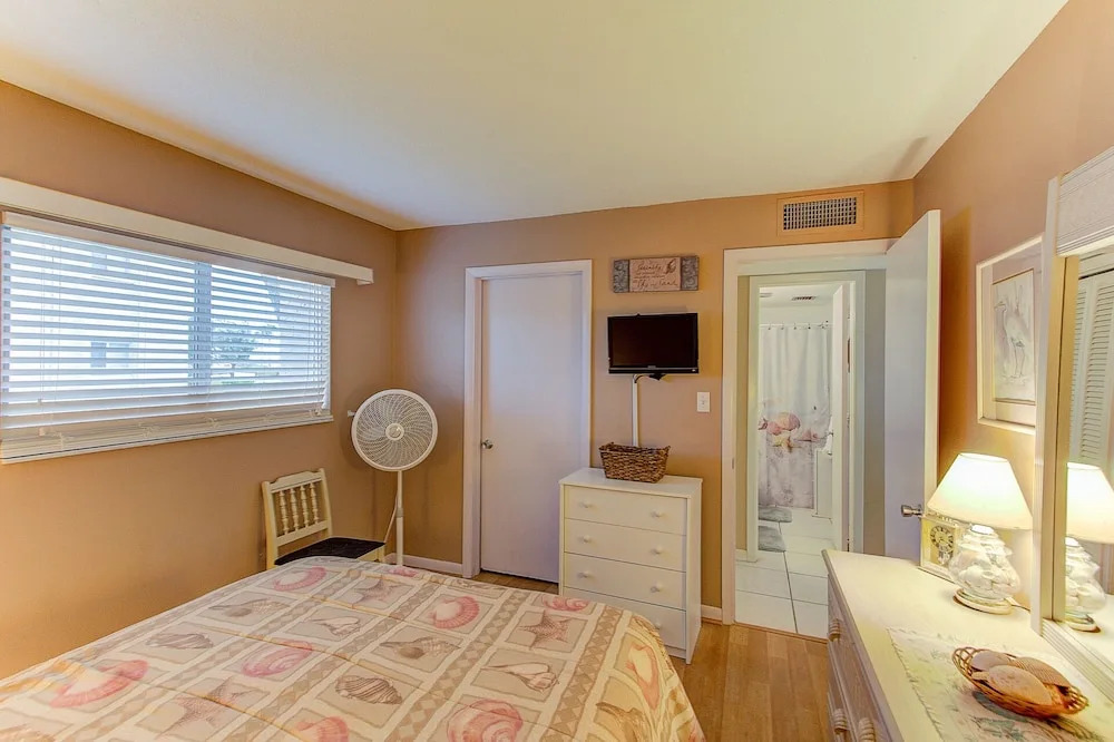 Sunset Royale 100 2 Bedrooms 2 Bathrooms Apts