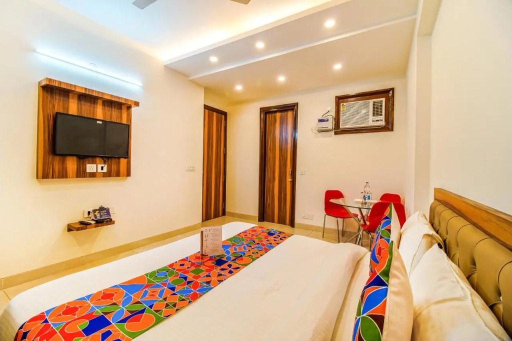 FabHotel Kiara- 400 meters from Medanta hospital