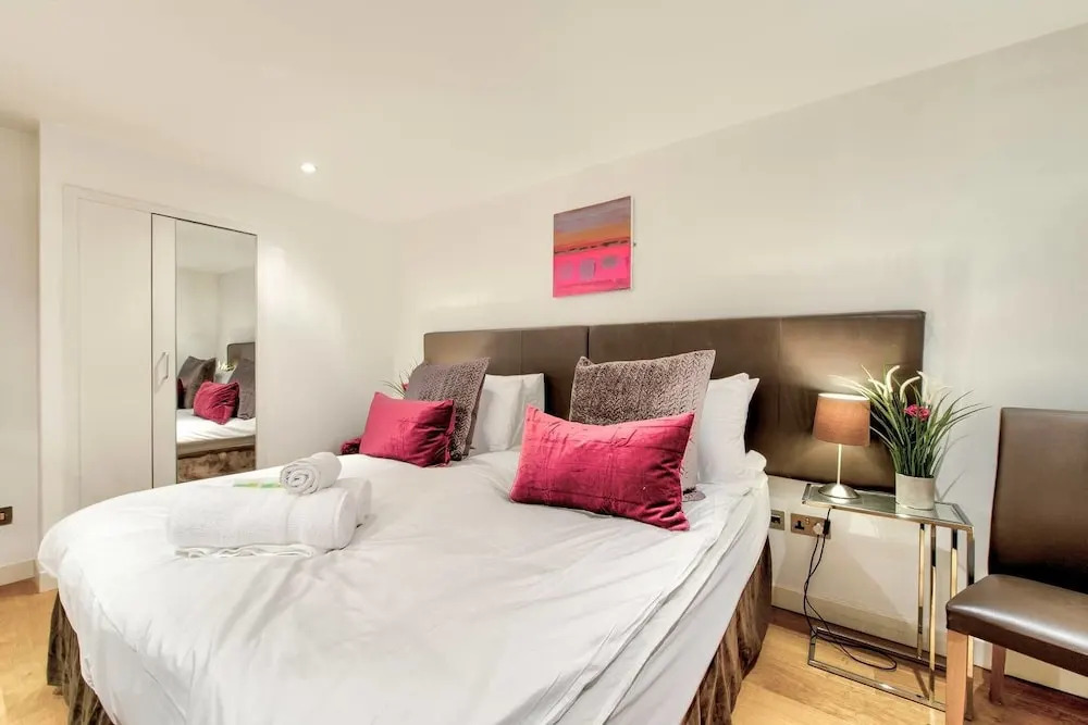 JOIVY Quiet Mews Street Apartment in the Heart of Edinburgh