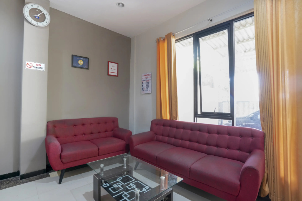 RedDoorz Syariah near Airlangga University Campus B